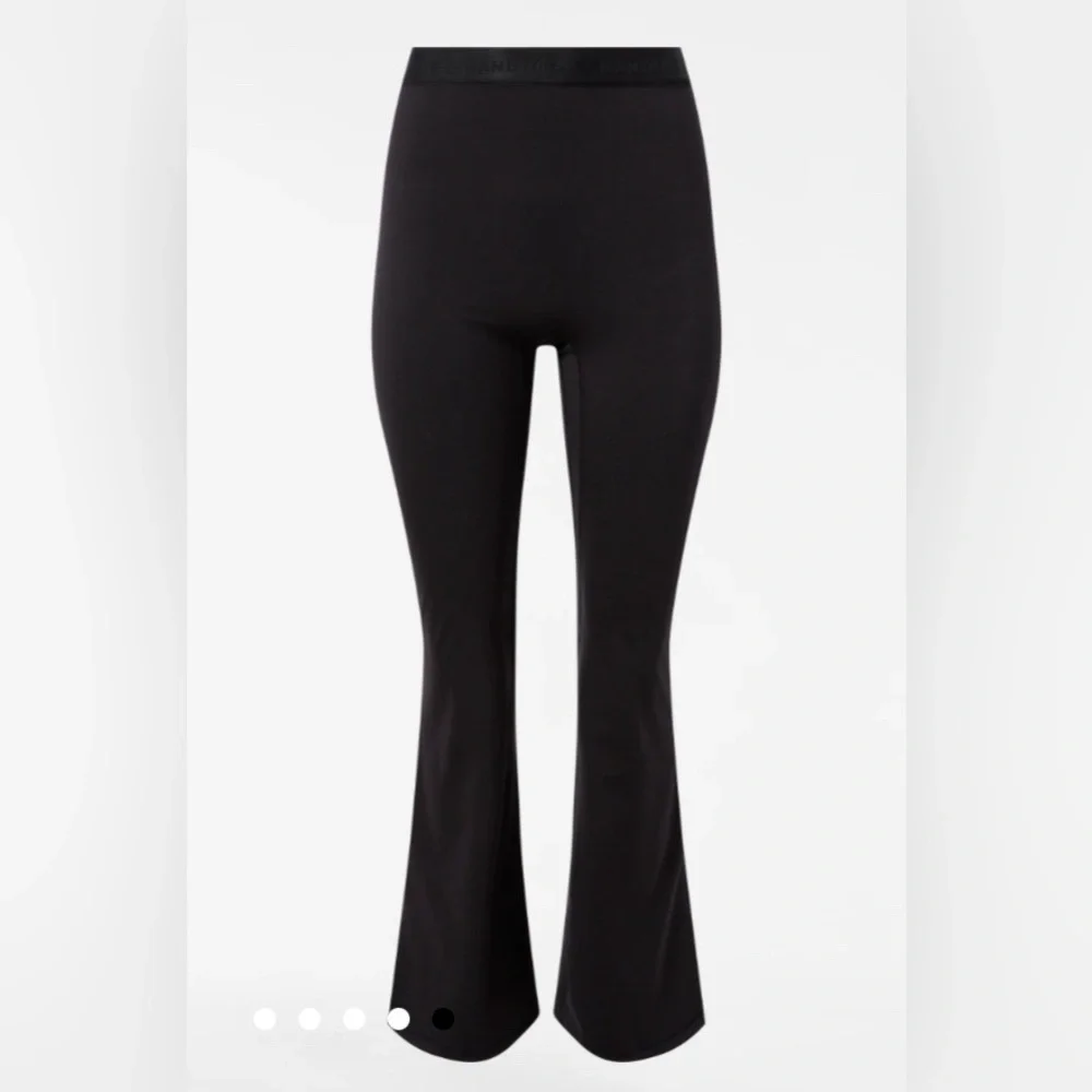 Bandier Jacaranda Set: Sport Logo Slit Legging + Asymmetric Toggle Bra - Picture 10 of 16